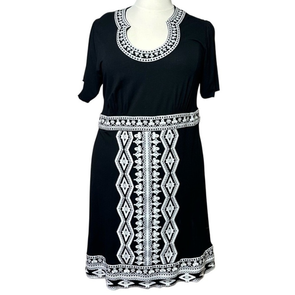 INC INTERNATIONAL BLACK & WHITE EMBROIDERED SHORT SLEEVE‎ DRESS